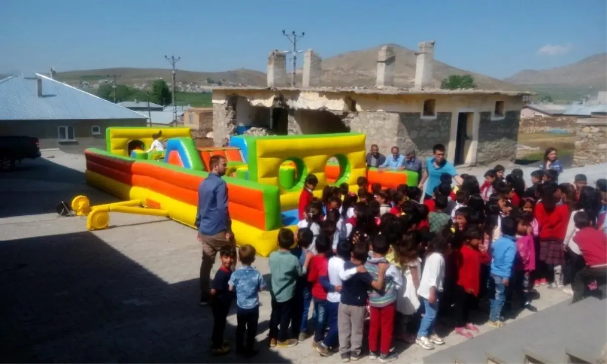 Çaldıran Belediyesinden şişme oyun parkı hizmeti