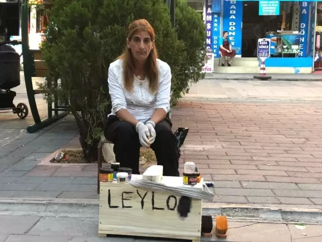 Çektiği acılara dayanamayıp evden kaçtı, ayakkabı boyayarak yaşama tutunuyor