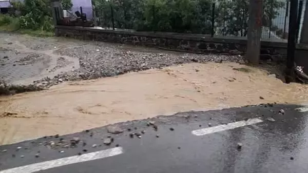 D-650 karayolunda su baskını nedeniyle sürücüler zor anlar yaşadı