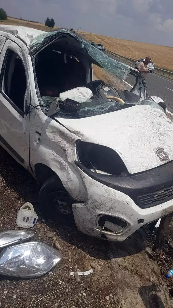 Diyarbakır'da hafif ticari araç refüje çarptı: 1 ölü, 3 yaralı