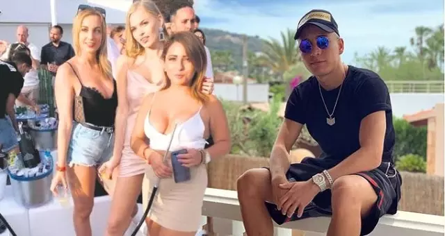Emre Mor, Ibiza'da kızlarla sabaha kadar eğlendi