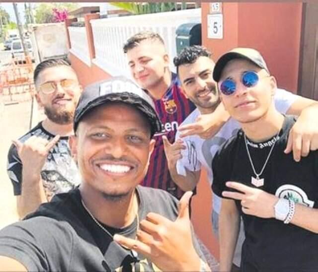 Emre Mor, Ibiza'da kızlarla sabaha kadar eğlendi