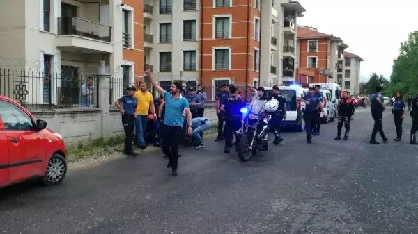 Eşiyle tartıştıktan sonra başına silah dayayıp intihara kalkıştı