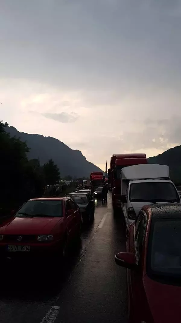 Geyve'de yoğun sağanak yağışta araçlar mahsur kaldı (1)