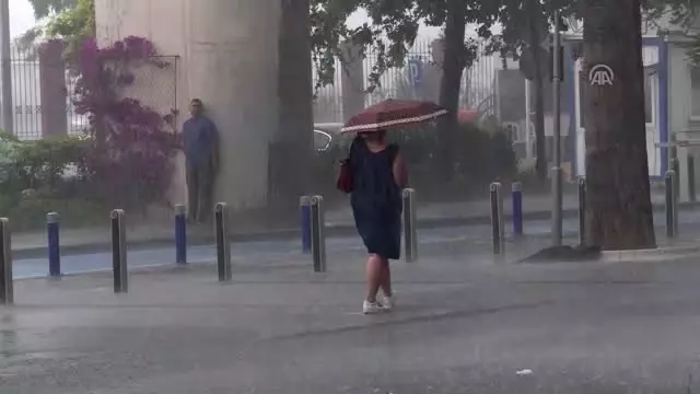 İzmir'de sağanak ve dolu etkili oldu