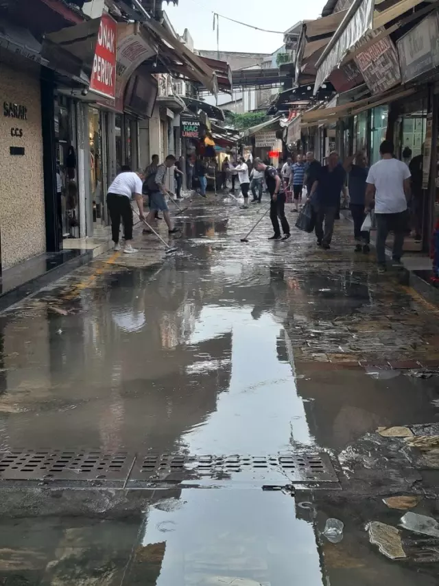 İzmir'de yağmur dakikalar içerisinde caddeleri göle çevirdi