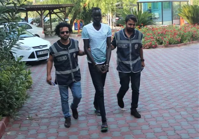 Kemer'de ortalığı birbirine katıp 3 kişiyi yaralayan Sudanlı saldırgan serbest bırakıldı