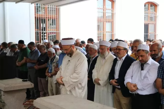 Muhammed Mursi için Sakarya'da gıyabi cenaze namazı kılındı