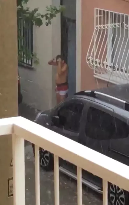 Sağanak yağışta eline sabun alıp yıkandı