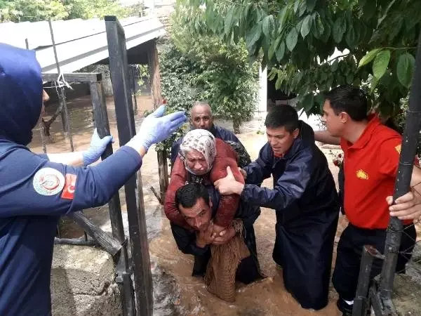 Selde mahsur kalan kadını itfaiye kurtardı
