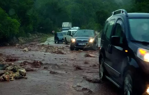 Silifke'de, selde yollar çöktü (2)