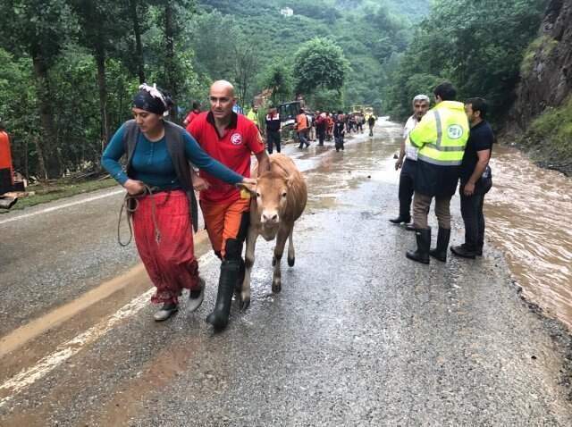 Son dakika! Valilik açıkladı: Trabzon'daki selde bir kişinin cansız bedenine ulaşıldı