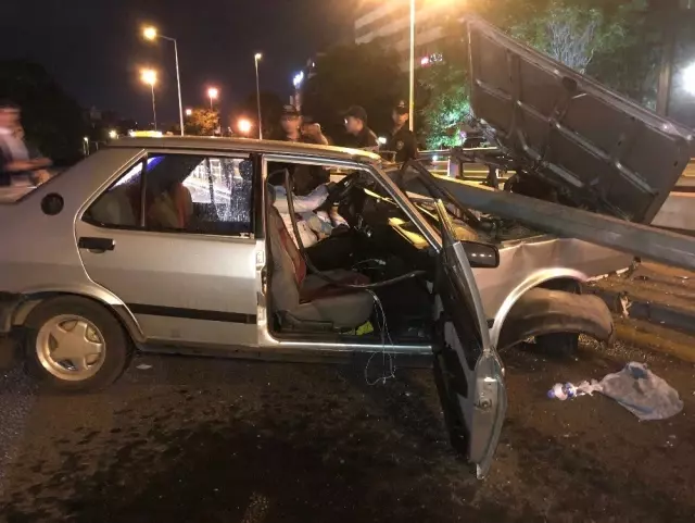 TBMM'nin önündeki kazada sürücü otomobilde sıkıştı