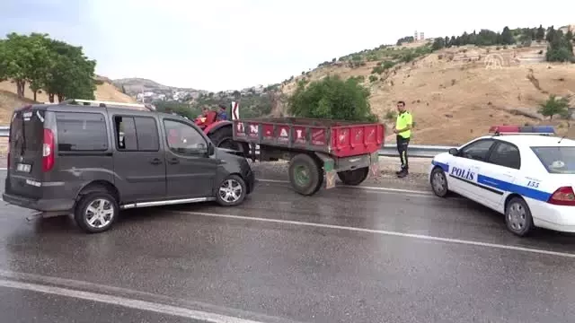 Traktör ile hafif ticari araç çarpıştı: 5 yaralı