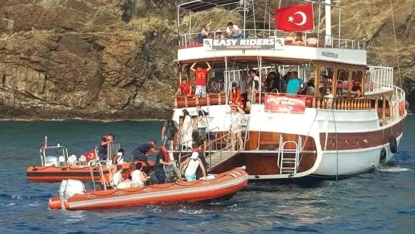Turist dolu tur teknesi karaya oturdu