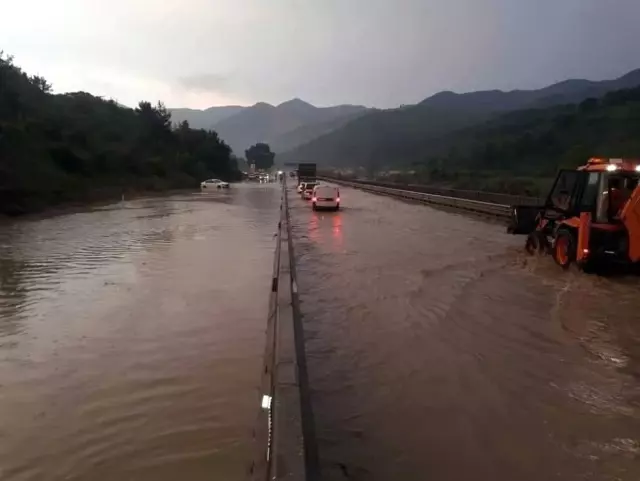 Ulaşıma kapanan yol havadan görüntülendi