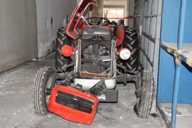 Uzel traktör fabrikası yağmalanıyor