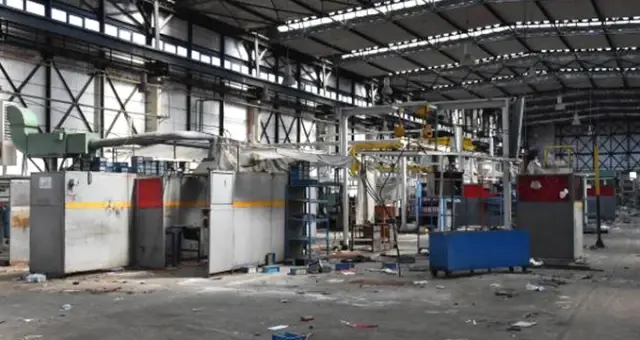 Bir zamanlar Türkiye'nin en büyüğü olan Uzel traktör fabrikası yağmalanıyor