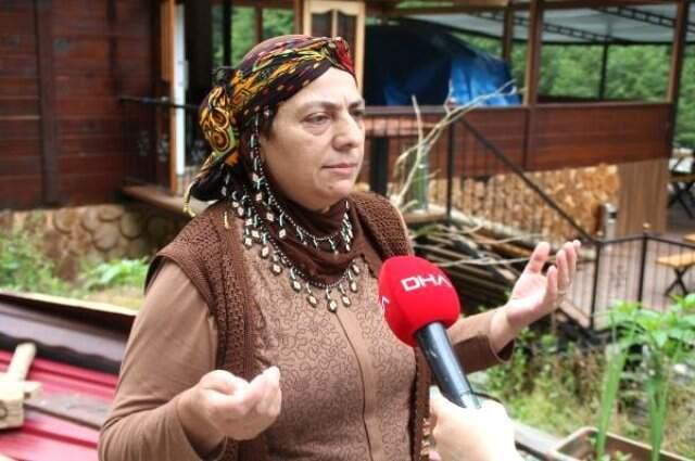 Yıkım kararı alınan kaçak yapıyı sahibi, akrabalarıyla yıktı