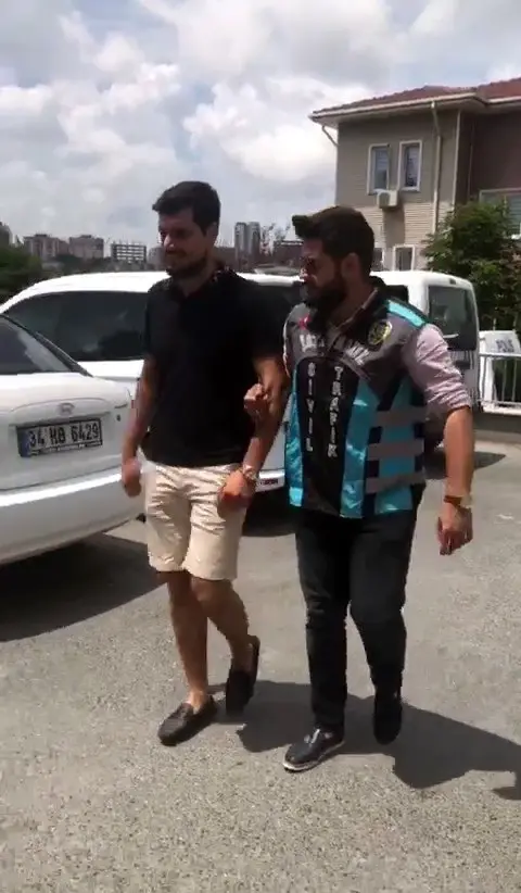Yolu trafiğe kapatıp Yolu trafiğe kapatıp