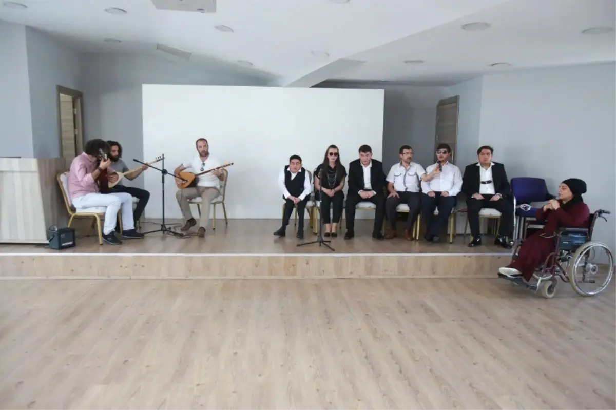 Engelsiz Sanat Topluluğu'ndan huzurevi sakinlerine konser