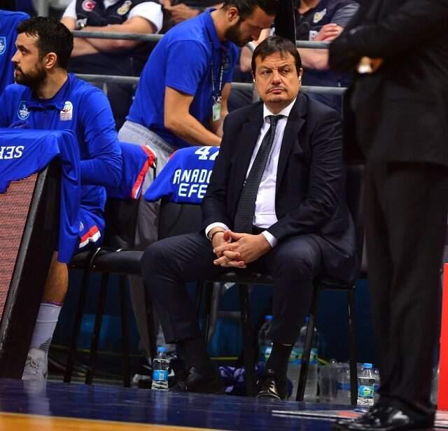Ergin Ataman parkeye yine kulaklıkla çıktı