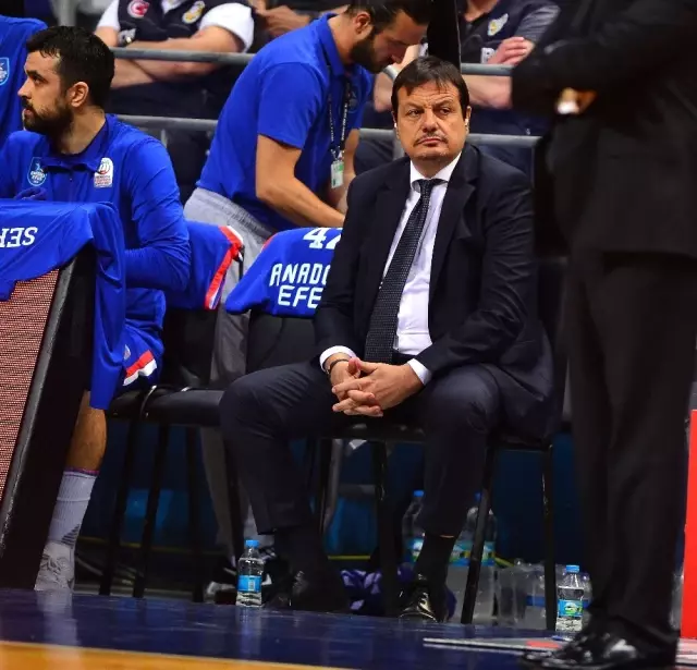 Ergin Ataman parkeye yine kulaklıkla çıktı