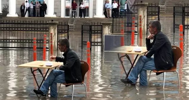 Ekipler sağanakla mücadele ederken göle dönen yol ortasında çorba keyfi yaptı