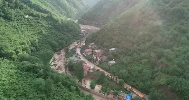 Günün ilk ışıklarıyla Araklı'daki selin bilançosu ortaya çıktı