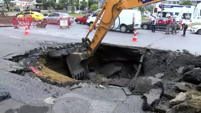 İSTANBUL-KAĞITHANE'DE YOLDA ÇÖKME İSTANBUL-KAĞITHANE'DE YOLDA ÇÖKME