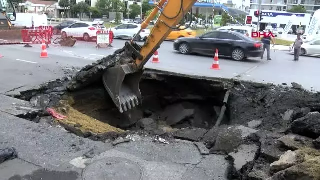 İSTANBUL-KAĞITHANE'DE YOLDA ÇÖKME İSTANBUL-KAĞITHANE'DE YOLDA ÇÖKME