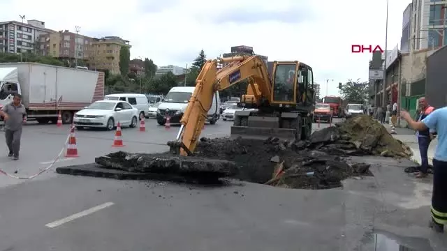 İSTANBUL-KAĞITHANE'DE YOLDA ÇÖKME İSTANBUL-KAĞITHANE'DE YOLDA ÇÖKME