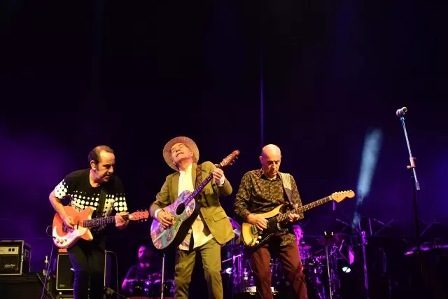 MFÖ ilk kez bir koro ile sahnede! MFÖ ilk kez bir koro ile sahnede!