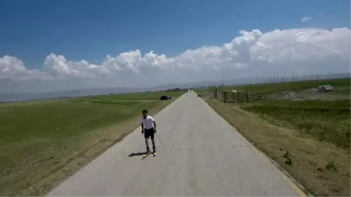 Muş'ta tekerlekli kayak yarışması