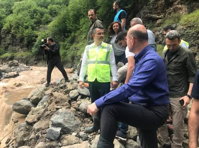 Sel felaketinin ardından Soylu ve Pakdemirli, Araklı-Bayburt kara yolunda inceleme yaptı