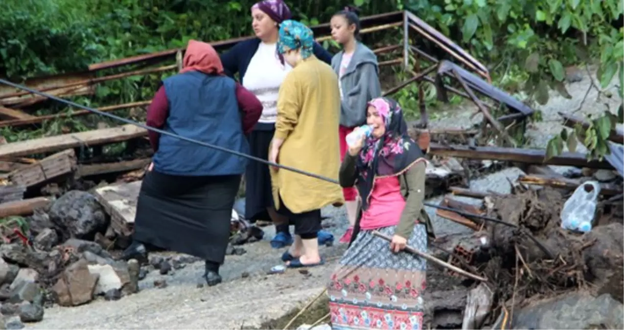 Sel sonrası evlerine ilk kez mahalleli evlerini görünce yıkıldı
