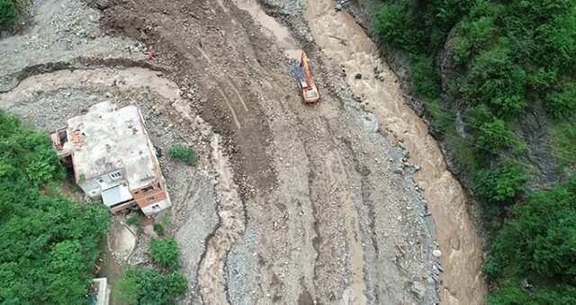 Son Dakika! Bakan Pakdemirli, Araklı'daki sel faciasında ölü sayısının 7'ye yükseldiğini açıkladı