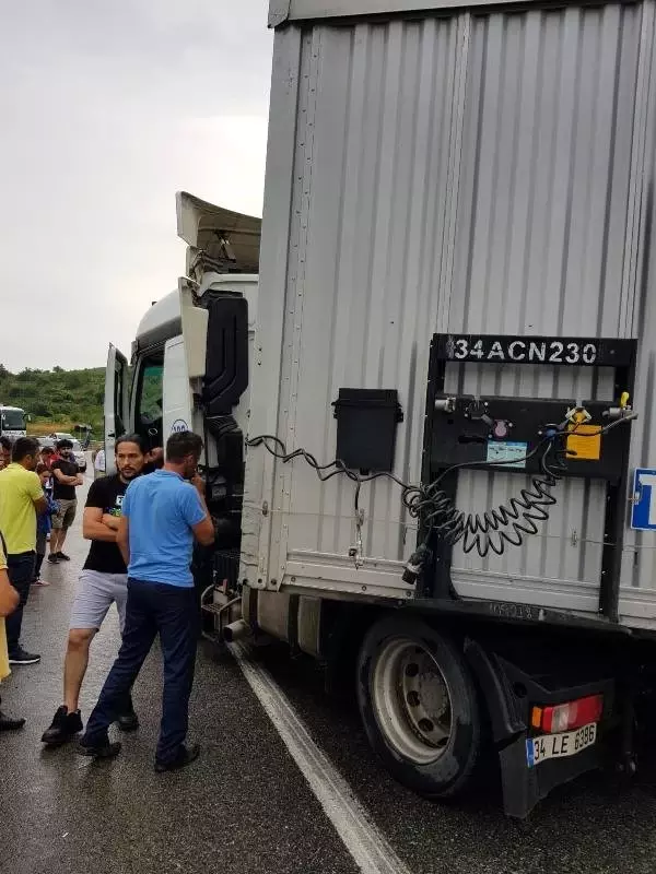 TIR kaza yaptı, Bursa - İstanbul karayolu trafiğe kapandı TIR kaza yaptı, Bursa - İstanbul karayolu trafiğe kapandı
