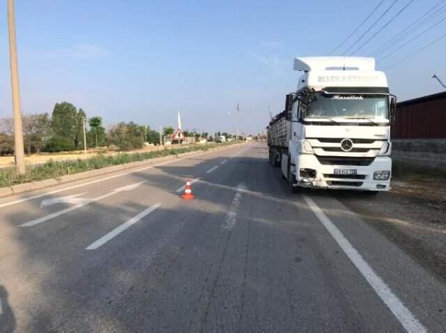TIR kaza yaptı, çevredekiler yola saçılan domatesleri toplayıp evlerine götürdü