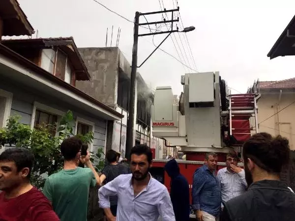 Yıldırım düşmesi sonucu 2 kişi yaralandı