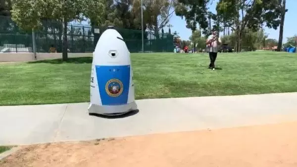 ABD'de üretilen robot polis ilk devriyesine çıktı