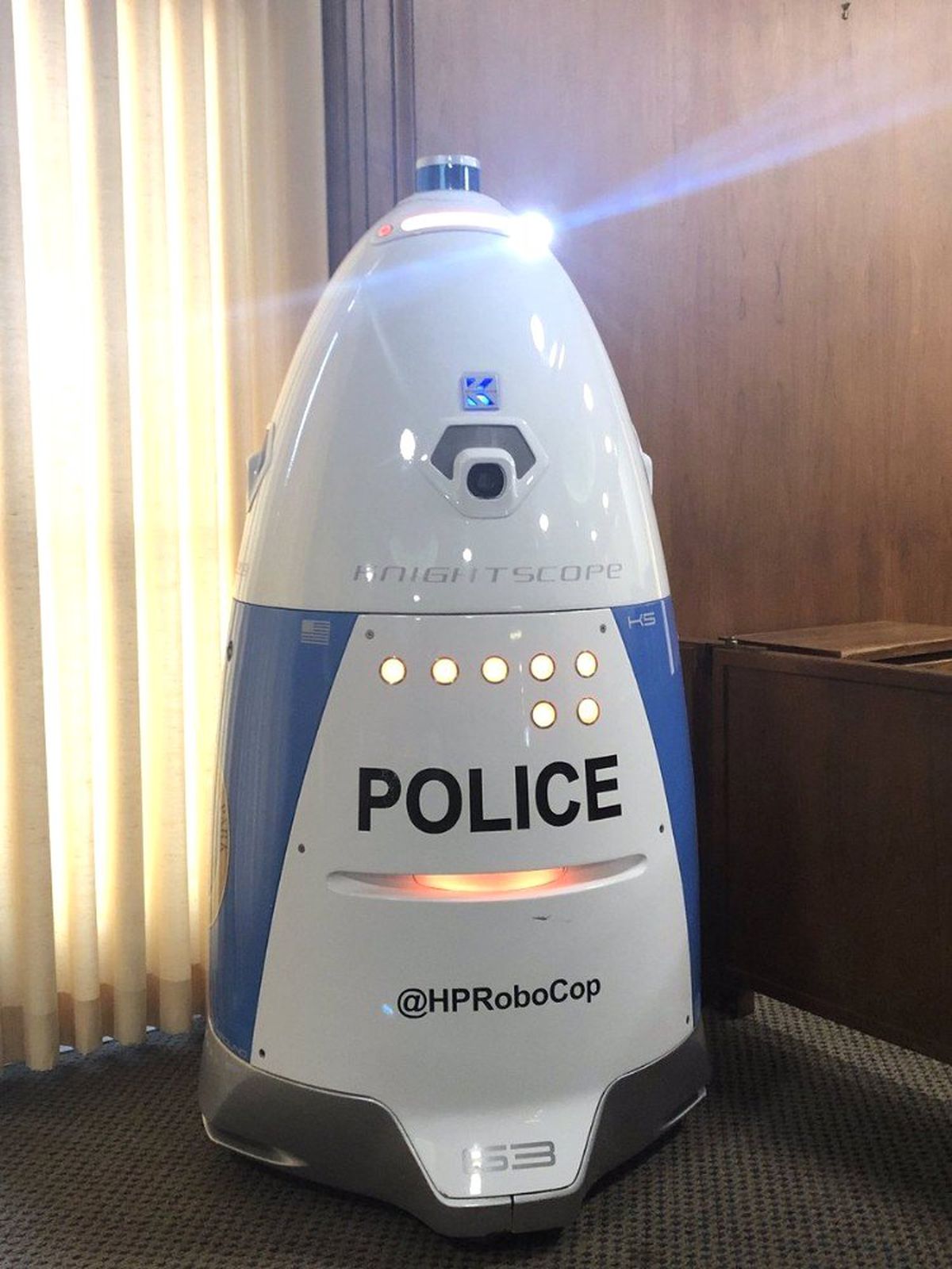 ABD'de yumurta şeklindeki robot polis devriye gezdi