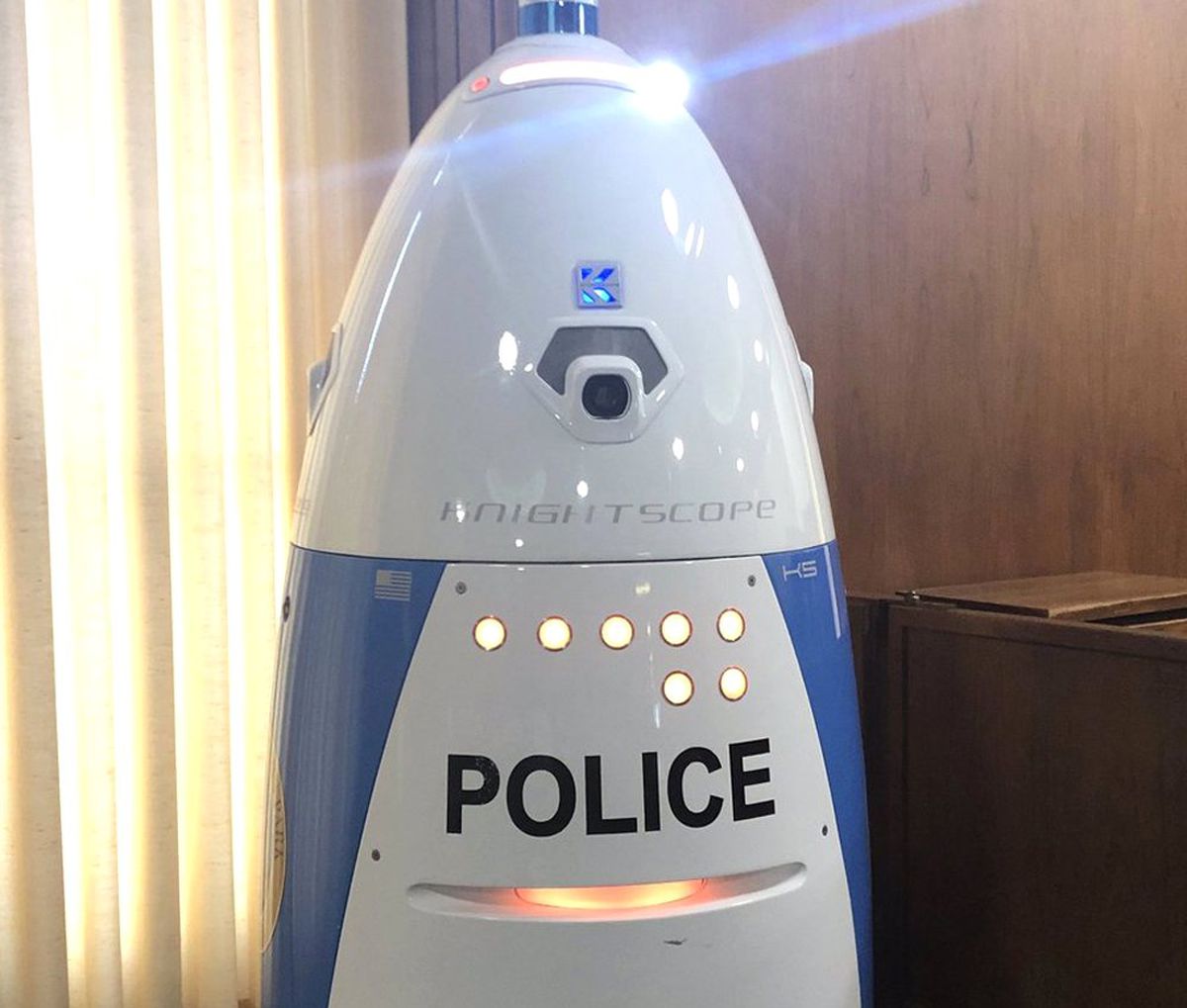 ABD'de yumurta şeklindeki robot polis devriye gezdi