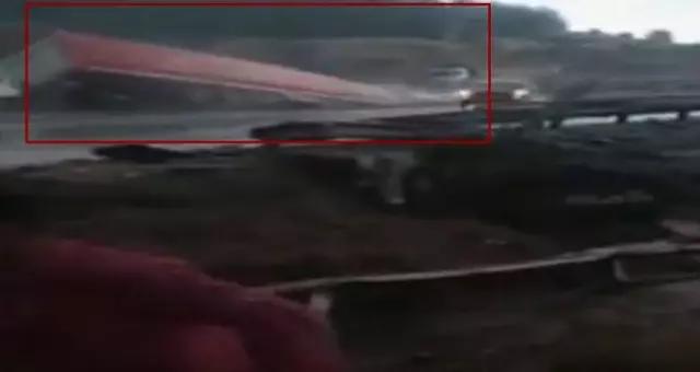 Adana’da TIR, çarptığı otomobille köprüden uçtu! Tam o an kamerada