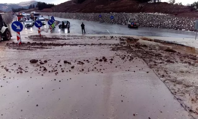 Burdur'da sağanak etkili oldu, köy yolları sular altında kaldı