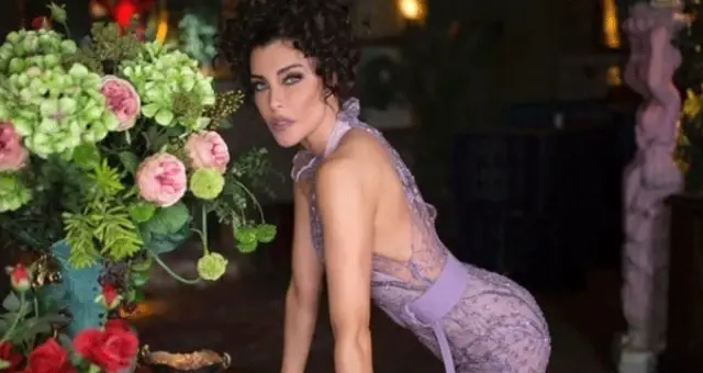 Deniz Akkaya bikini giyerek küçük kızı Ayşe ile birlikte poz verdi!