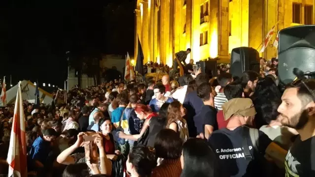 Gürcistan'da parlamento binası önünde büyük protesto Gürcistan'da parlamento binası önünde büyük protesto