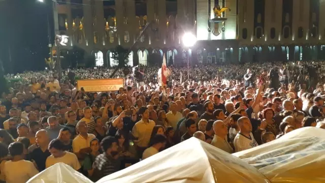 Gürcistan'da parlamento binası önünde büyük protesto Gürcistan'da parlamento binası önünde büyük protesto