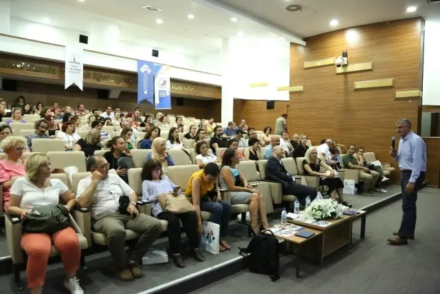 HKÜ İzmir'de rehber öğretmenlerle buluştu