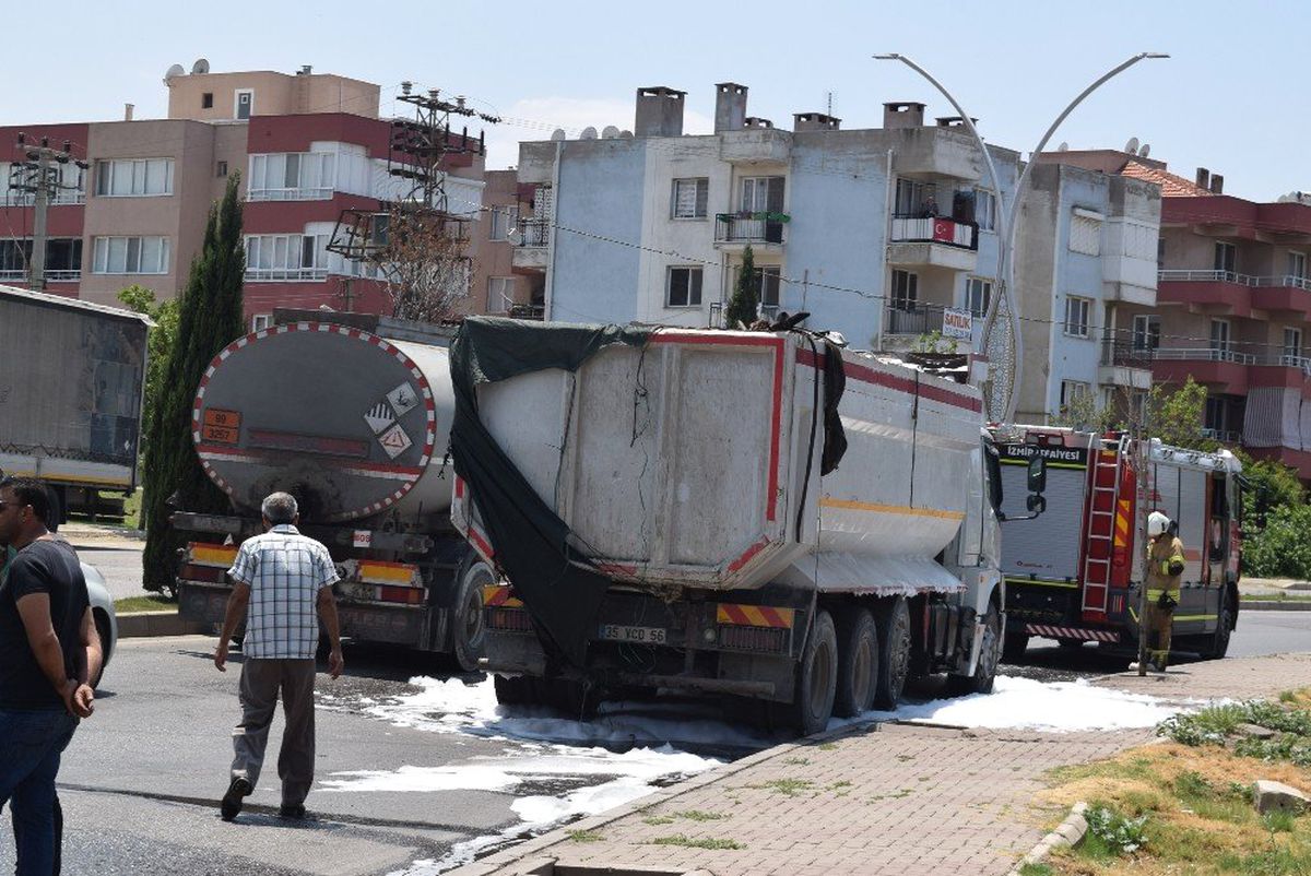 İzmir'de seyir halindeki kamyon kasasında yangın